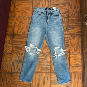 Hollister Curvy Ultra High Rise Mom Jean